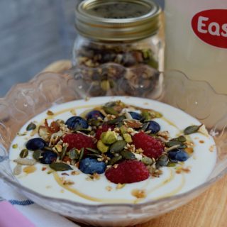 EasiYo-yoghurt-nut-seed-breakfast-bowl-recipe-lucyloves-foodblog