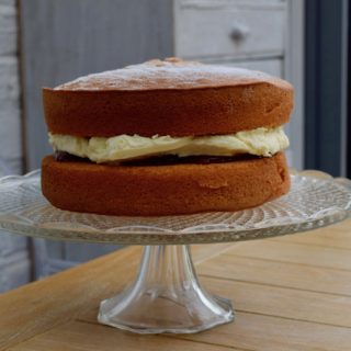 Victoria-sponge-recipe-lucyloves-foodblog